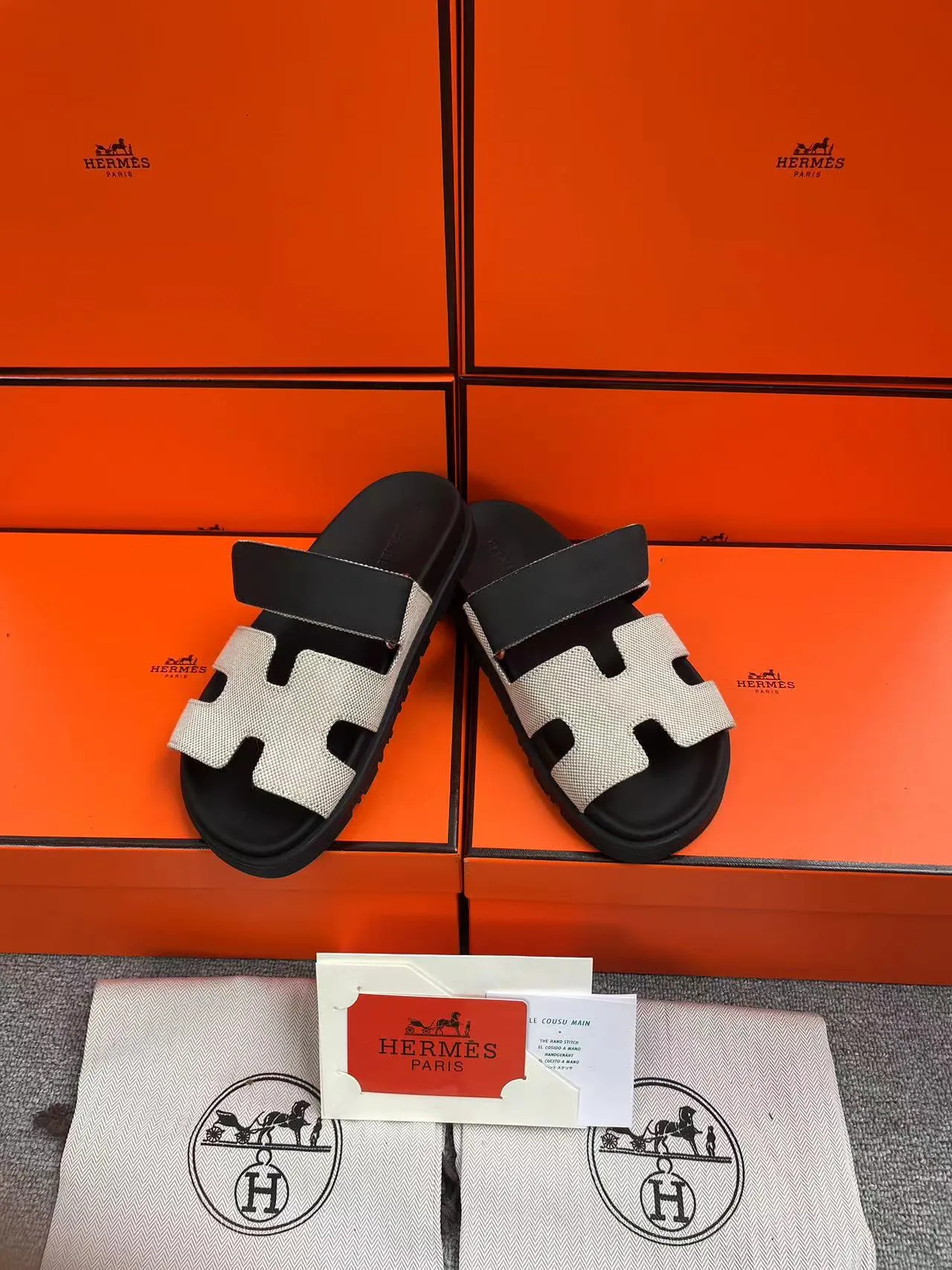 👟👟Ex-factory price 480👟👟, H HERMES is the same style for men and women, the couple's second uncle shoes that have become very popular recently - sandals, paired with various colorful socks, very trendy ✅Upper: imported mixed sheepskin and deerskin ✅Inner: imported mixed sheepskin ✅Outsole: Tpu non-slip and wear-resistant outsole ✅Size: women's 35-42. Male 38-46